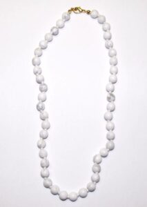 collier howlite boules