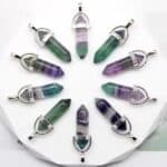 Pendentif double pointe en fluorite naturelle multicolore d'environ 4 cm.
