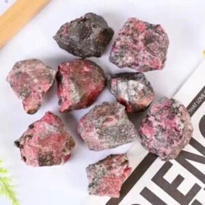 Pierres volcaniques rouges et noires pour la purification et l'énergie.