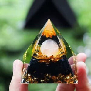 Pyramide Orgonite Quartz Rose, Onyx et Or