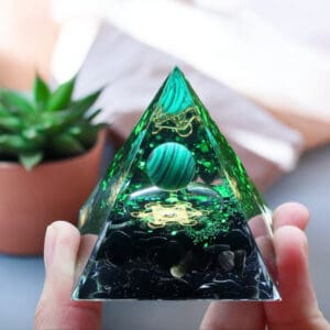La Pyramide Orgonite Malachite et Onyx