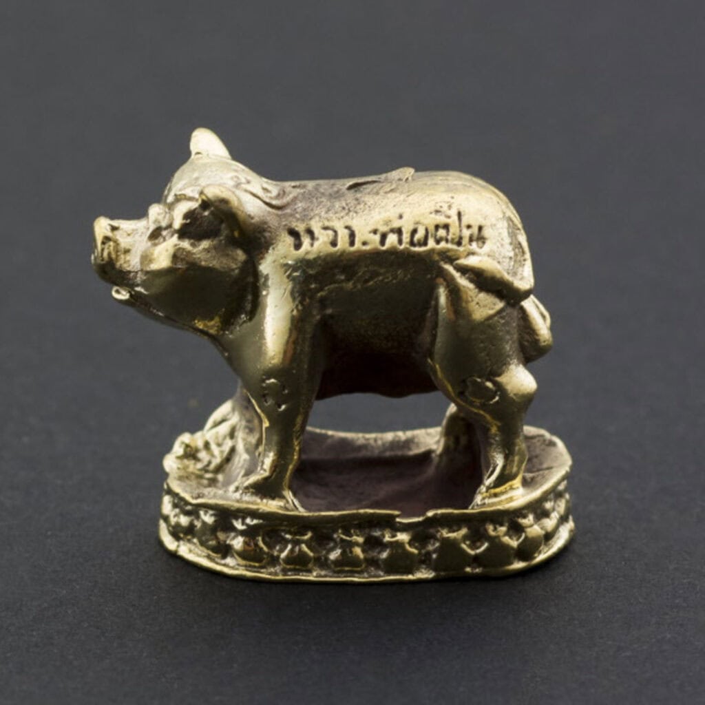 Le Cochon Sacré Bénit : Talisman Thaïlandais pour Attirer Abondance et Chance
