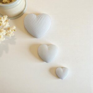 Symbole d’Amour et de Pureté Laissez-vous séduire par la délicatesse intemporelle de nos cœurs en plâtre, des créations artisanales empreintes de douceur et d’émotion.
