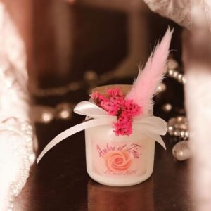 Bougie Cadeau Invité – 50 ml – Cire Naturelle de Soja & Fragrance de Grasse Offrez une touche de douceur et d’élégance à vos invités avec cette charmante bougie artisanale, parfaite pour sublimer vos événements : mariage, baptême, baby shower ou anniversaire.