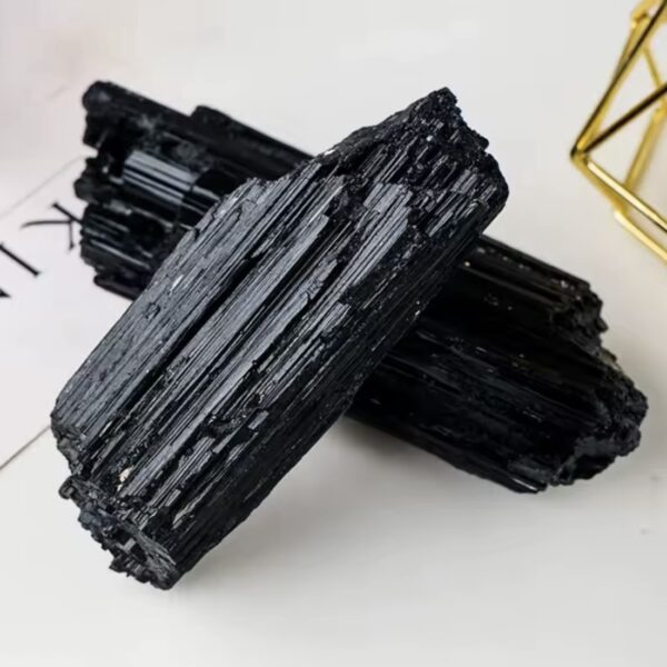 Tourmaline Noire Brute : Votre Bouclier Contre les Énergies Négatives