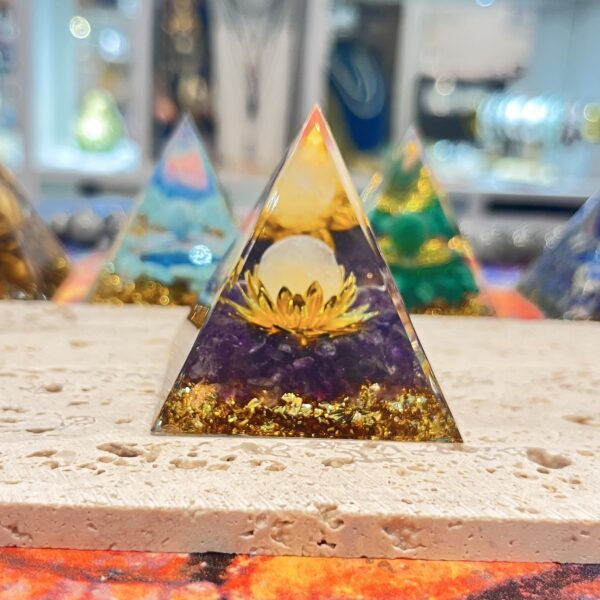 Pyramide d'Orgonite Améthyste Fleur de Lotus en Or