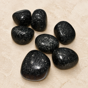Pierre roulée Nuummite du Groenland naturelle