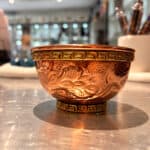 Bol rituel en cuivre frappé artisanal d’Inde, diamètre 7,9 cm, motifs décoratifs en relief