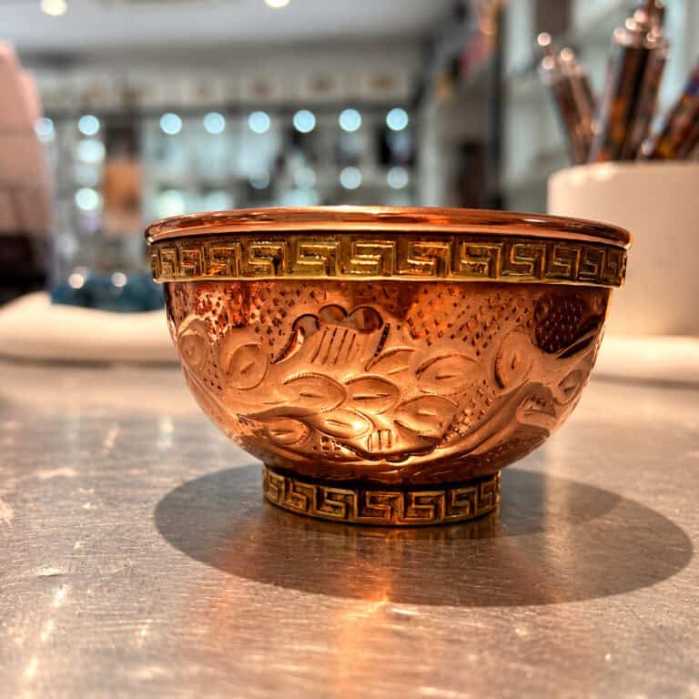 Bol rituel en cuivre frappé artisanal d’Inde, diamètre 7,9 cm, motifs décoratifs en relief