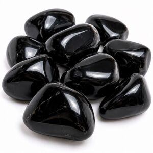 Obsidienne noire polie naturelle, pierre roulée volcanique brillante sur fond blanc
